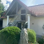 Bezaubernde Mit Rosengarten