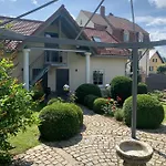 Bezaubernde Mit Rosengarten *