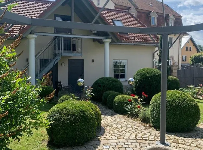 Bezaubernde Mit Rosengarten *