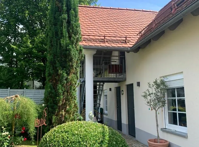 Bezaubernde Mit Rosengarten Appartement