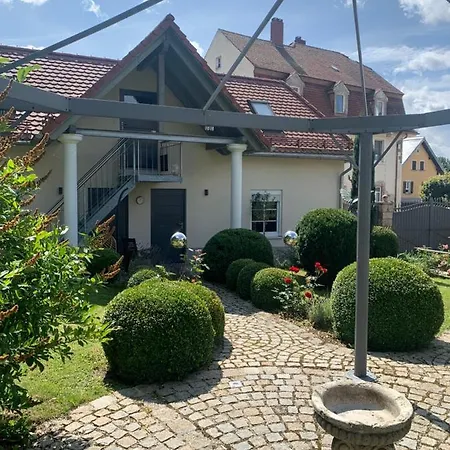 Bezaubernde Mit Rosengarten *