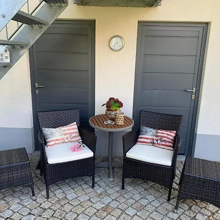 Bezaubernde Mit Rosengarten Appartamento Waldershof